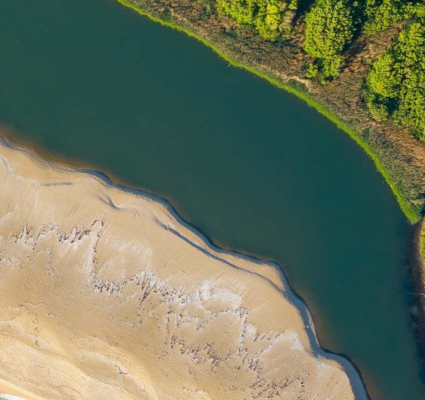 Vista aérea de um estuário